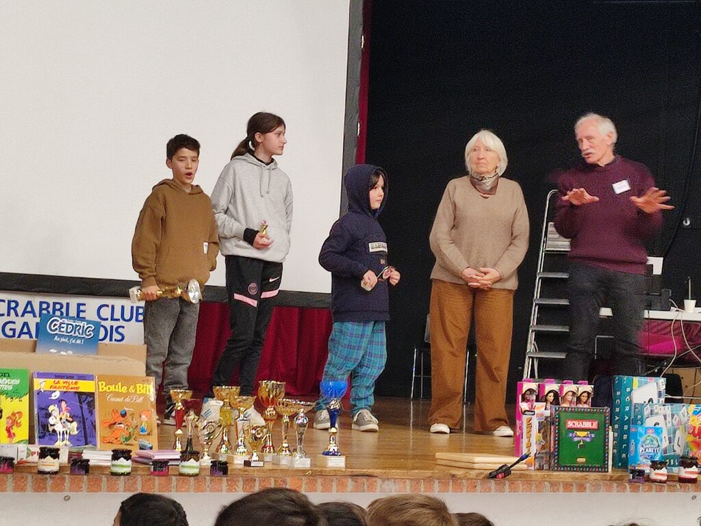 scrabble scolaire école activité pédagogique ce2 cm1 cm2 jeu de lettres tournoi gaillac tarn